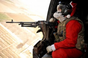 Serdadu penjajah dalam kostum Sinterklas sedang membagikan "hadiah Natal "