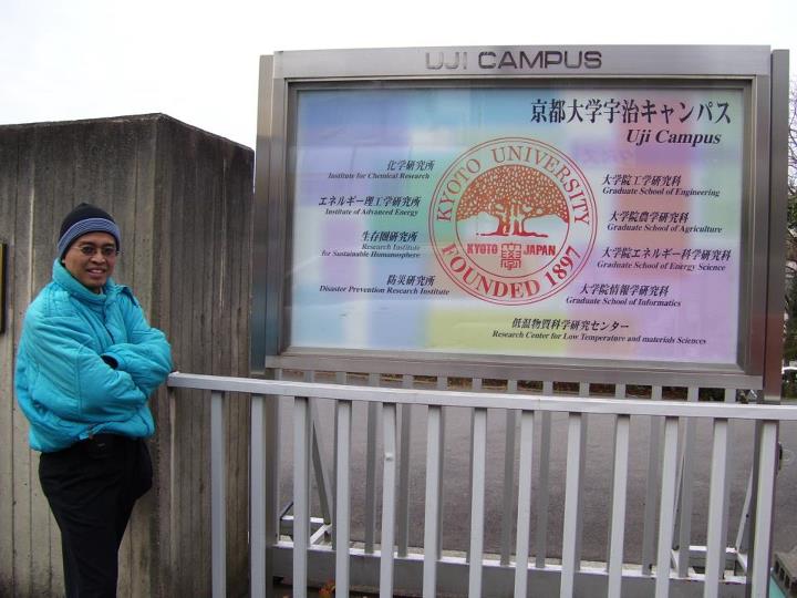 Habis mengunjungi Disaster Prevention Research Institute di Kyoto University.