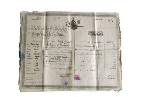Paspor ini diberikan konsul Utsmaniyah di Singapura pada 1902 dan Batavia pada 1911 untuk Abdul Rahman bin Abdul Majid. Dia pedagang Utsmaniyah yang lahir di Konstantinopel, kemudian pernah menjadi penduduk di Mekah dan Batavia (www.ottomansoutheastasia.org)