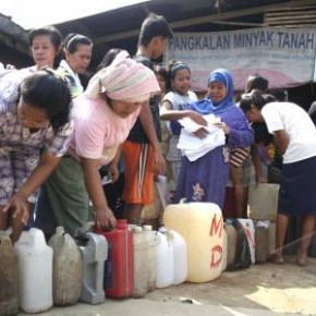 Antri minyak tanah gambar diambil dari antarafoto.com